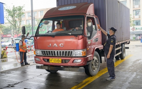 持續(xù)抓好疫情防控，保障市場(chǎng)有序穩(wěn)定運(yùn)轉(zhuǎn)